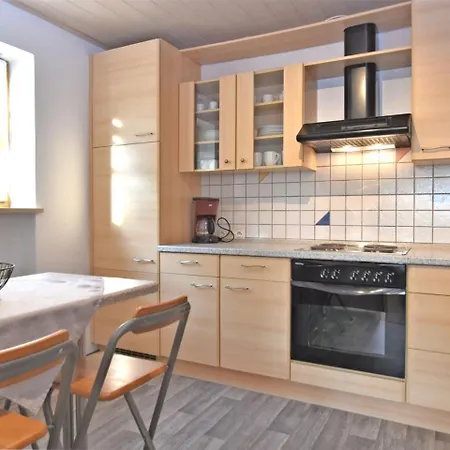 Modern With Private Garden In 公寓